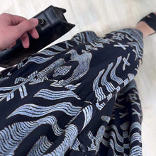 Laden Sie das Bild in den Galerie-Viewer, Langarmkleid mit V-Ausschnitt und Aufdruck