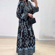 Laden Sie das Bild in den Galerie-Viewer, Langarmkleid mit V-Ausschnitt und Aufdruck