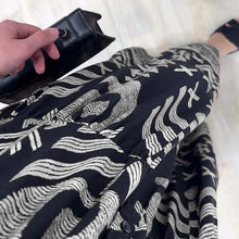 Laden Sie das Bild in den Galerie-Viewer, Langarmkleid mit V-Ausschnitt und Aufdruck