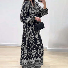Laden Sie das Bild in den Galerie-Viewer, Langarmkleid mit V-Ausschnitt und Aufdruck