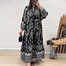 Laden Sie das Bild in den Galerie-Viewer, Langarmkleid mit V-Ausschnitt und Aufdruck