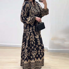 Laden Sie das Bild in den Galerie-Viewer, Langarmkleid mit V-Ausschnitt und Aufdruck