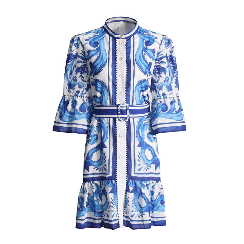 Bedrucktes kurzes Kleid mit Knöpfen