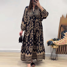 Laden Sie das Bild in den Galerie-Viewer, Langarmkleid mit V-Ausschnitt und Aufdruck