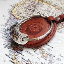 Laden Sie das Bild in den Galerie-Viewer, Schlüsselanhänger mit Geschichte der Reisenden