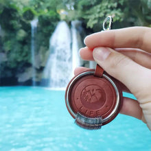 Laden Sie das Bild in den Galerie-Viewer, Schlüsselanhänger mit Geschichte der Reisenden