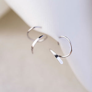 Spiralförmiger Ohrring mit Drehung
