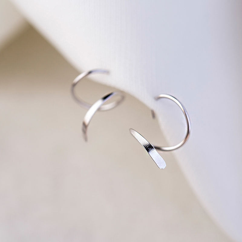Spiralförmiger Ohrring mit Drehung
