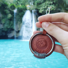 Laden Sie das Bild in den Galerie-Viewer, Schlüsselanhänger mit Geschichte der Reisenden