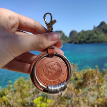 Laden Sie das Bild in den Galerie-Viewer, Schlüsselanhänger mit Geschichte der Reisenden