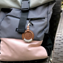 Laden Sie das Bild in den Galerie-Viewer, Schlüsselanhänger mit Geschichte der Reisenden