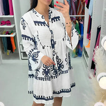 Laden Sie das Bild in den Galerie-Viewer, Babydoll-Kleid mit V-Ausschnitt und Knopfleiste