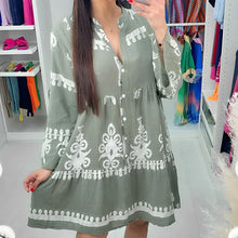 Laden Sie das Bild in den Galerie-Viewer, Babydoll-Kleid mit V-Ausschnitt und Knopfleiste