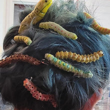 Laden Sie das Bild in den Galerie-Viewer, Handbemalte Raupen-Haarspange