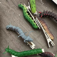 Laden Sie das Bild in den Galerie-Viewer, Handbemalte Raupen-Haarspange