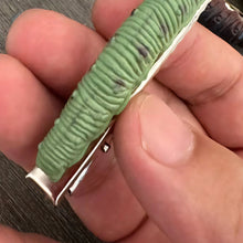 Laden Sie das Bild in den Galerie-Viewer, Handbemalte Raupen-Haarspange