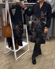 Laden Sie das Bild in den Galerie-Viewer, Langärmliges Kleid mit V-Ausschnitt und Blätter-Print