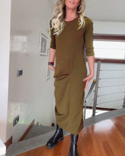 Laden Sie das Bild in den Galerie-Viewer, Elegantes, einfarbiges, plissiertes Kleid mit Rundhalsausschnitt