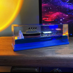 Schreibtischdekoration „Kreuzfahrtschiff in Flüssigkeitsflasche“