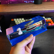 Laden Sie das Bild in den Galerie-Viewer, Schreibtischdekoration „Kreuzfahrtschiff in Flüssigkeitsflasche“