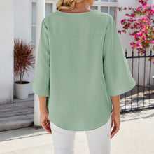 Laden Sie das Bild in den Galerie-Viewer, Unifarbenes Shirt mit V-Ausschnitt aus lockerem Chiffon