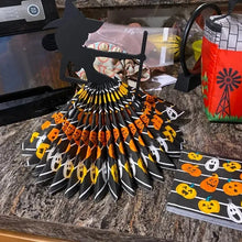 Laden Sie das Bild in den Galerie-Viewer, Hölzerne Halloween-Hexe-Serviettenhalter-Verzierung
