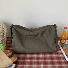 Laden Sie das Bild in den Galerie-Viewer, Große Umhängetasche aus weichem Stoff