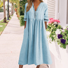 Laden Sie das Bild in den Galerie-Viewer, Taillenbetontes Spitzenkleid mit V-Ausschnitt