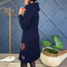 Laden Sie das Bild in den Galerie-Viewer, Freizeitkleid mit Kreis-Print, Reißverschluss und Kapuze