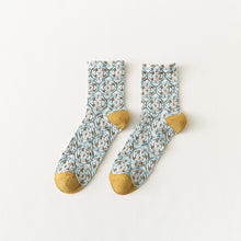 Laden Sie das Bild in den Galerie-Viewer, Vintage bestickte florale Damensocken