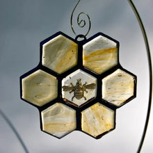 Laden Sie das Bild in den Galerie-Viewer, Bienenornament oder Sonnenfänger aus Buntglas