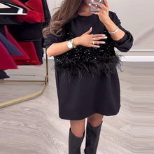 Laden Sie das Bild in den Galerie-Viewer, Modisches Patchworkkleid mit Pailletten und Federn in Volltonfarbe