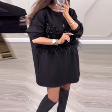 Laden Sie das Bild in den Galerie-Viewer, Modisches Patchworkkleid mit Pailletten und Federn in Volltonfarbe