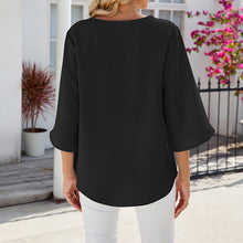 Laden Sie das Bild in den Galerie-Viewer, Unifarbenes Shirt mit V-Ausschnitt aus lockerem Chiffon