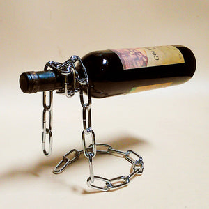 Hängendes Weinregal mit Kette