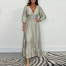 Laden Sie das Bild in den Galerie-Viewer, Maxikleid aus Satin mit Rüschen