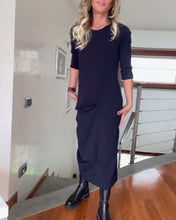 Laden Sie das Bild in den Galerie-Viewer, Elegantes, einfarbiges, plissiertes Kleid mit Rundhalsausschnitt