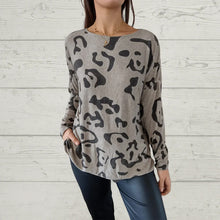 Laden Sie das Bild in den Galerie-Viewer, Langärmliges T-Shirt mit Animal-Print