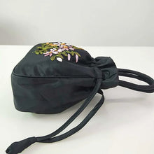 Laden Sie das Bild in den Galerie-Viewer, Beutel mit besticktem Blumenmuster