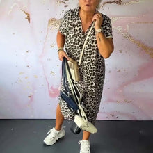 Laden Sie das Bild in den Galerie-Viewer, Kurzarmkleid mit V-Ausschnitt und Leopardenmuster