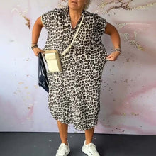 Laden Sie das Bild in den Galerie-Viewer, Kurzarmkleid mit V-Ausschnitt und Leopardenmuster