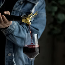 Laden Sie das Bild in den Galerie-Viewer, Hirschkopf-Weinausgießer