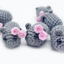 Laden Sie das Bild in den Galerie-Viewer, Traurige Hamster-Häkelpuppe