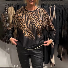 Laden Sie das Bild in den Galerie-Viewer, Lässige Rundhalsbluse mit Leopardenmuster