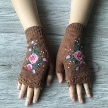 Laden Sie das Bild in den Galerie-Viewer, Handbestickte Handschuhe