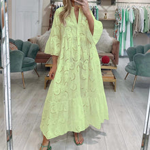 Laden Sie das Bild in den Galerie-Viewer, Baumwollkleid mit V-Ausschnitt, ausgestellten Ärmeln und Stickerei