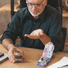 Laden Sie das Bild in den Galerie-Viewer, Reise-Pillenbox (161 Etiketten zur individuellen Gestaltung)