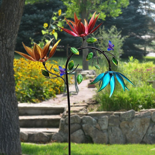 Wunderschöner Windspiel mit mehrfarbigen Sommerblumen