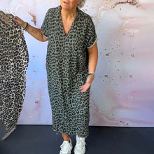 Laden Sie das Bild in den Galerie-Viewer, Kurzarmkleid mit V-Ausschnitt und Leopardenmuster