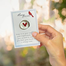 Laden Sie das Bild in den Galerie-Viewer, 🌈Mini-Taschenherz Kardinal aus Glas - Freundschaftsgeschenk